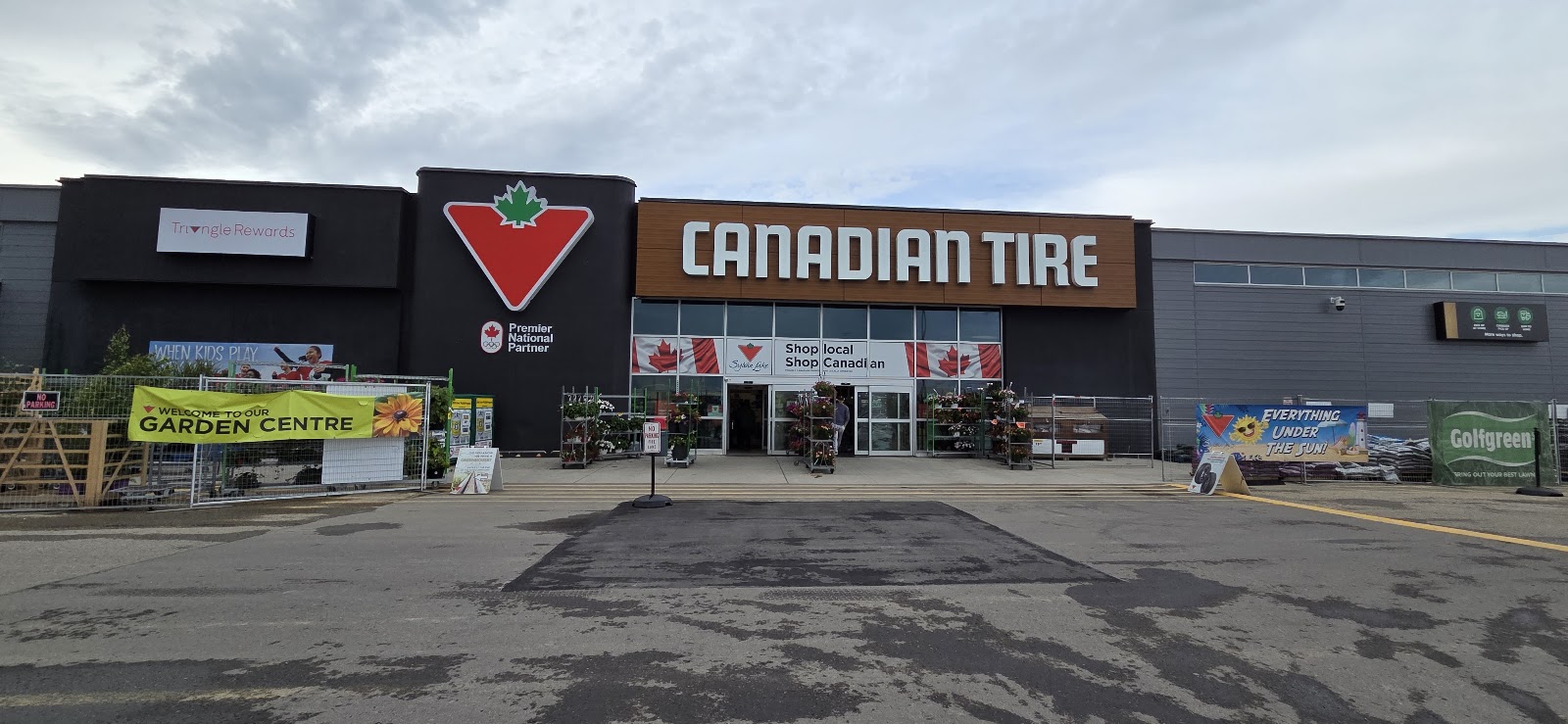 Canadian Tire Sylvan Lake — photo courtesy Canadian Tire Sylvan Lake via Google Business